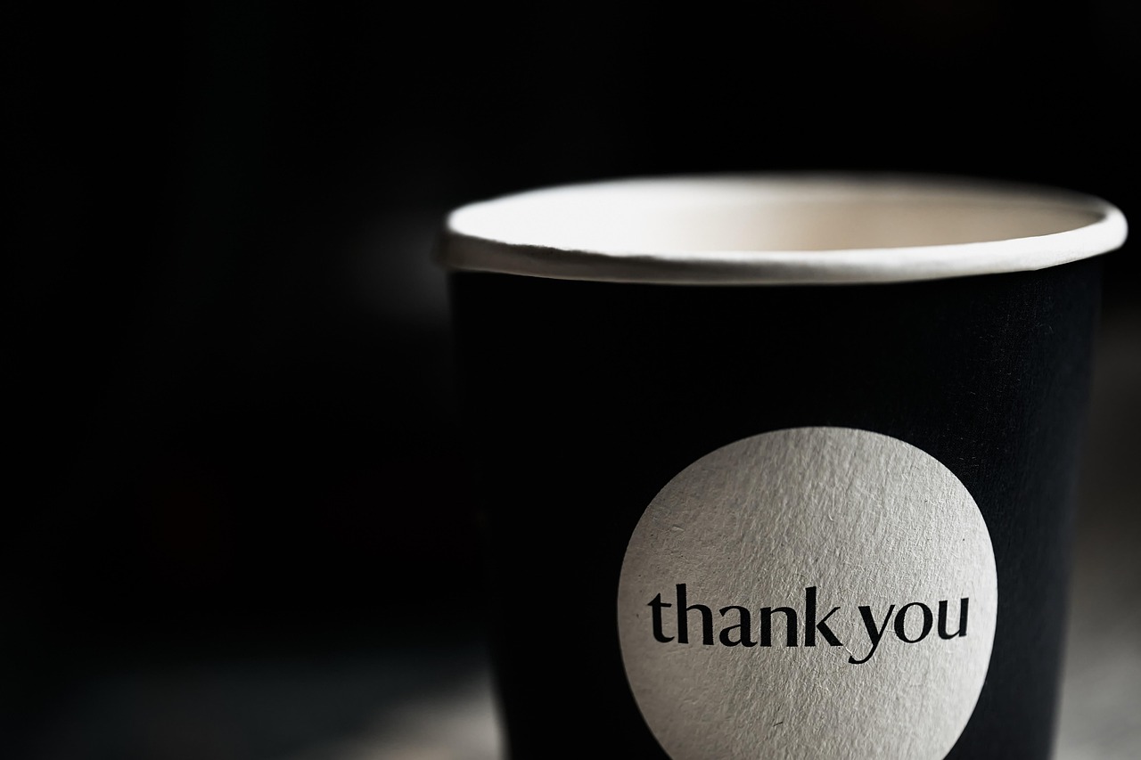 Sæt præg på kundens oplevelse: Engangskopper med logo som brandingværktøj